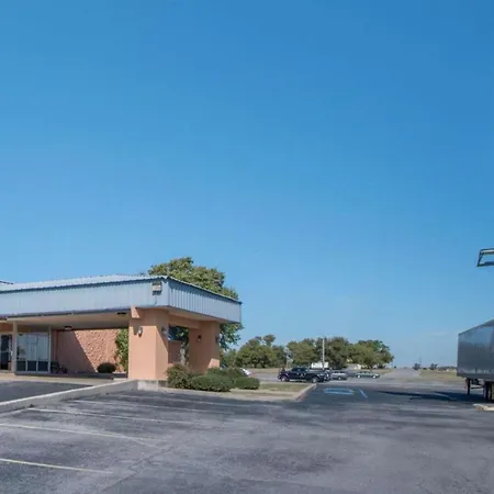 Castle Inn & Suites By Oyo Lawton